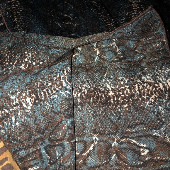 Antonio Melani size Large blue 3/4 sleeve silky reptile print top - Picture 5 of 6